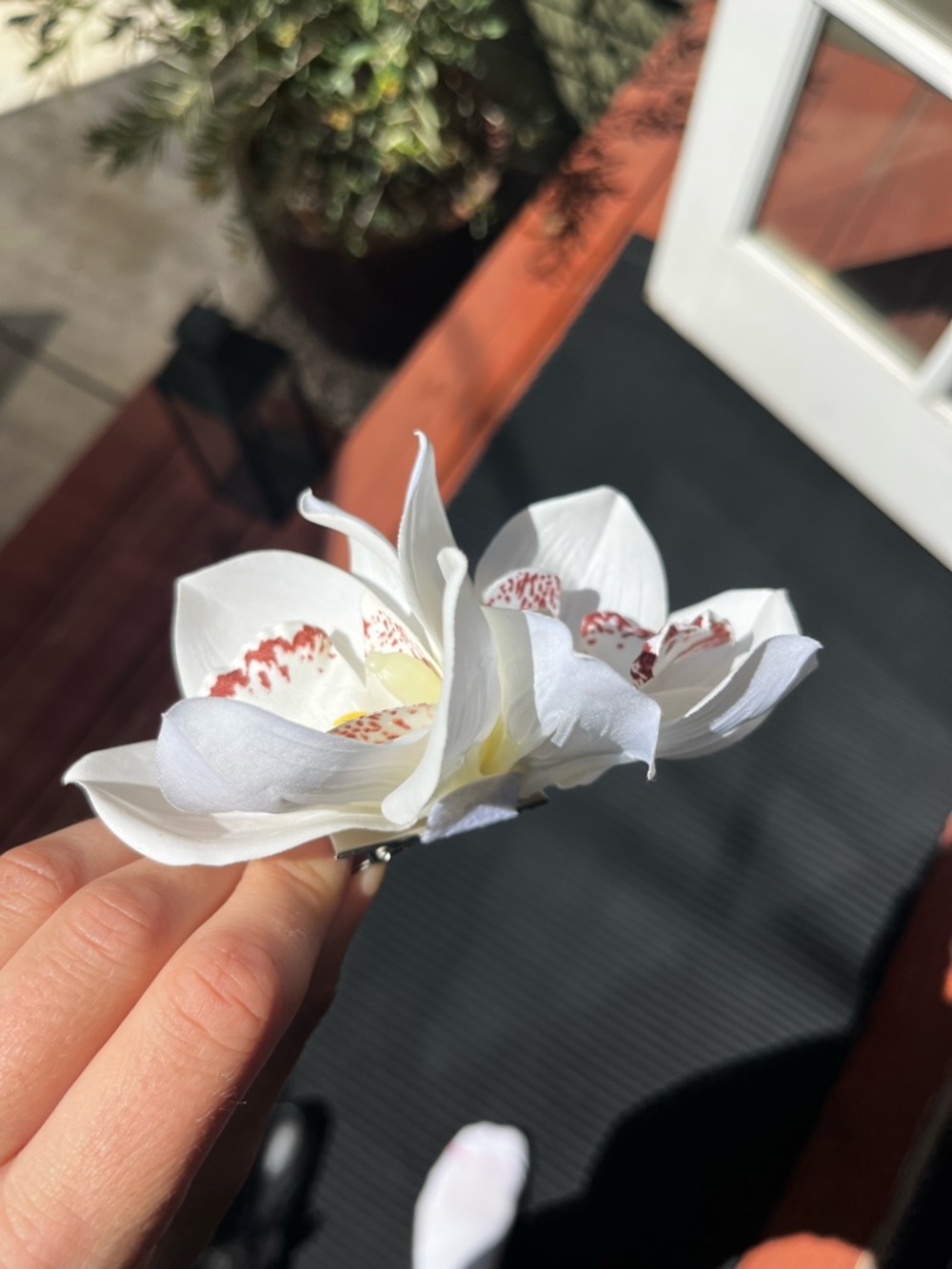 Brand new! Faux orchid hair pin - Picture 3 of 5
